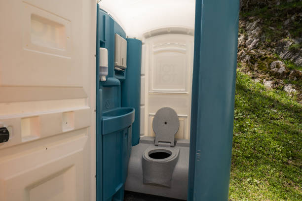 Portable bathroom rental in Waverly, IL